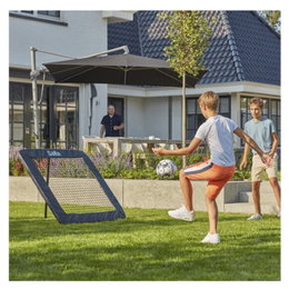 Salta fodbold rebounder til haven Drenge spiller fodbold med Salta rebounder i haven