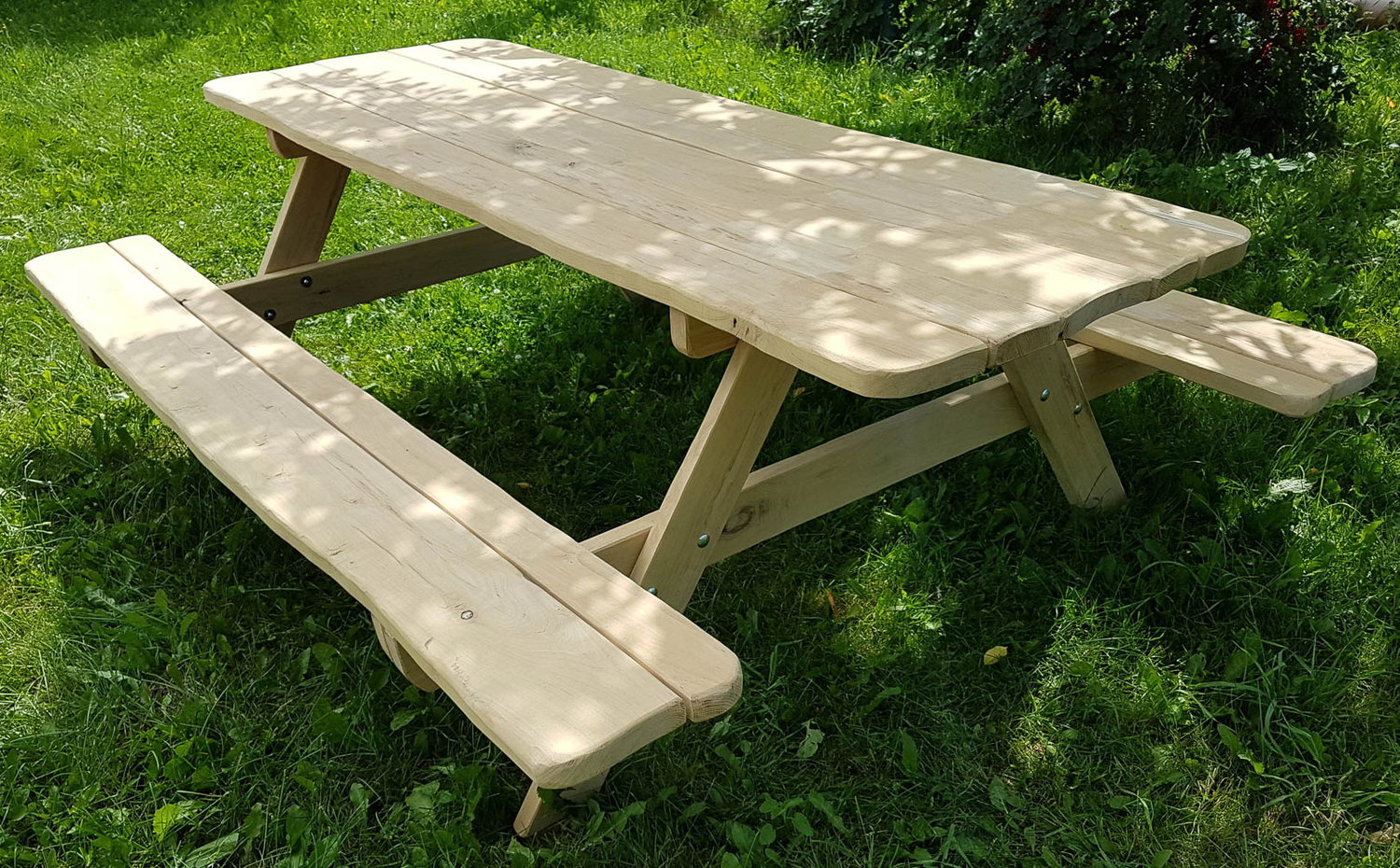 Træ picnicbord med bænke til haven Robust træ picnicbord med faste bænke i have