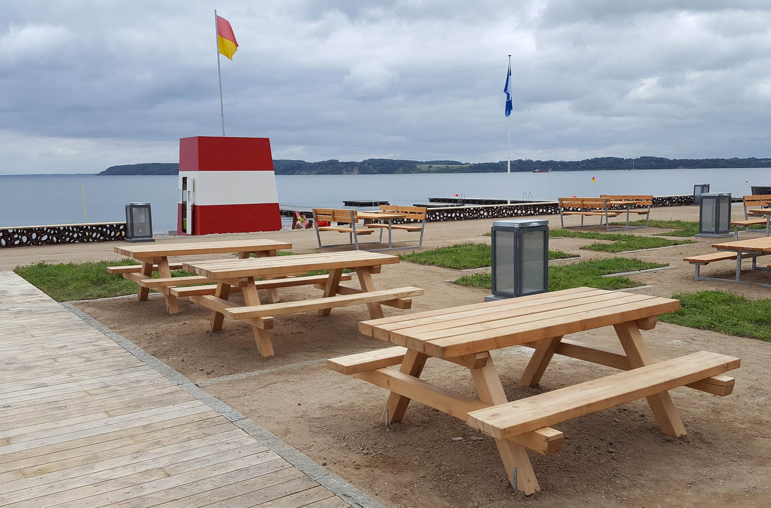 Træ picnicbord ved stranden Udendørs træ picnicborde ved kysten