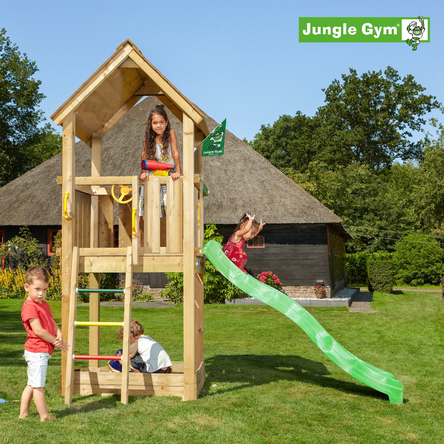 Jungle Gym legetårn med rutsjebane i træ Børn leger på Jungle Gym legetårn med grøn rutsjebane