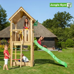 Jungle Gym legetårn med rutsjebane i træ Børn leger på Jungle Gym legetårn med grøn rutsjebane