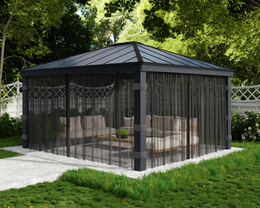 Stilfuld sort havepavillon med netgardiner og loungesæt