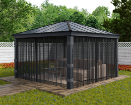 Moderne havepavillon med tag og mørke gardiner