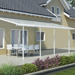 Moderne hvid terrasseoverdækning med spisebord