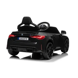 Sort BMW M4 elbil til børn fra Nordic Play Speed set bagfra med LED-lygter, BMW-logo på rat, licenseret design, MP3/USB/Bluetooth, fjernbetjening og 2 x 10,8V motor