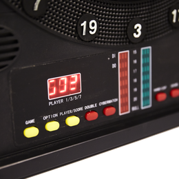Elektronisk dartskive med LED-display Nærbillede af elektronisk dartskive med display og knapper