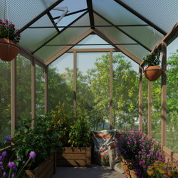Drivhus med træramme og blomstrende planter Lyst drivhus i træ med højbede og hængepotter
