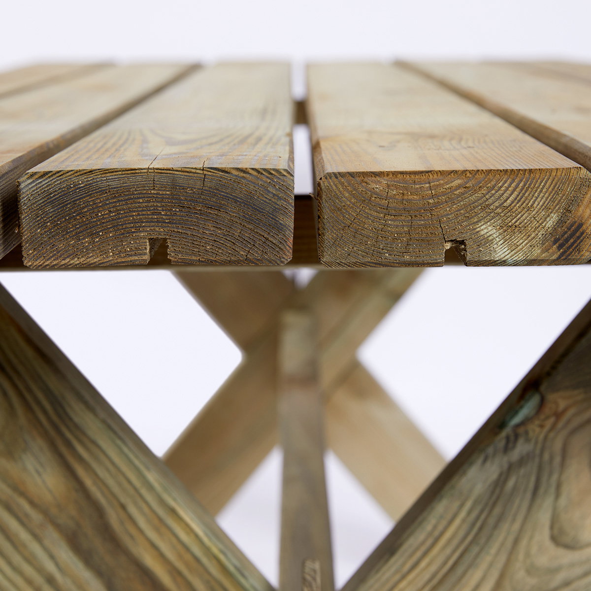 Nærbillede af Authentic havebord 72 x 177 x 76 cm fra Hortus i trykimprægneret FSC‑certificeret fyrretræ, viser træplanker, håndværk og krydsben