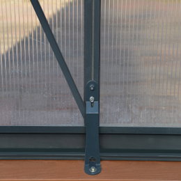 Detaljebillede af grå pulverlakeret aluminiumsramme og låsemekanisme på Drivhus Glory 6,2 m²; viser 10 mm dobbeltvæggede polycarbonatpaneler og bundbeslag til galvaniseret stålramme
