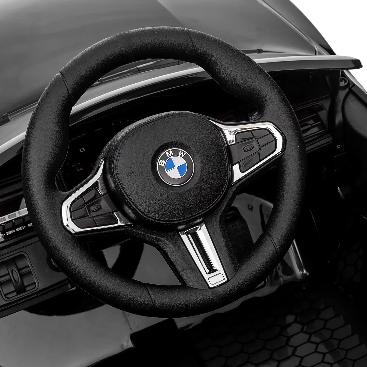 Nærbillede af ratt og instrumentpanel på sort BMW M4 elbil til børn fra NORDIC PLAY Speed, officielt licenseret model med MP3, Bluetooth, fjernbetjening og 2 x 10,8V motor