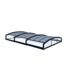 Lav pooloverdækning i aluminium og polycarbonat Flad buet pooloverdækning i sort aluminium