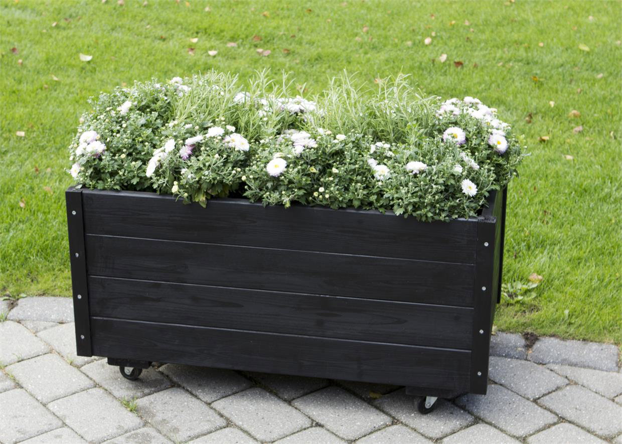 Stor sort plantekasse på hjul med blomster