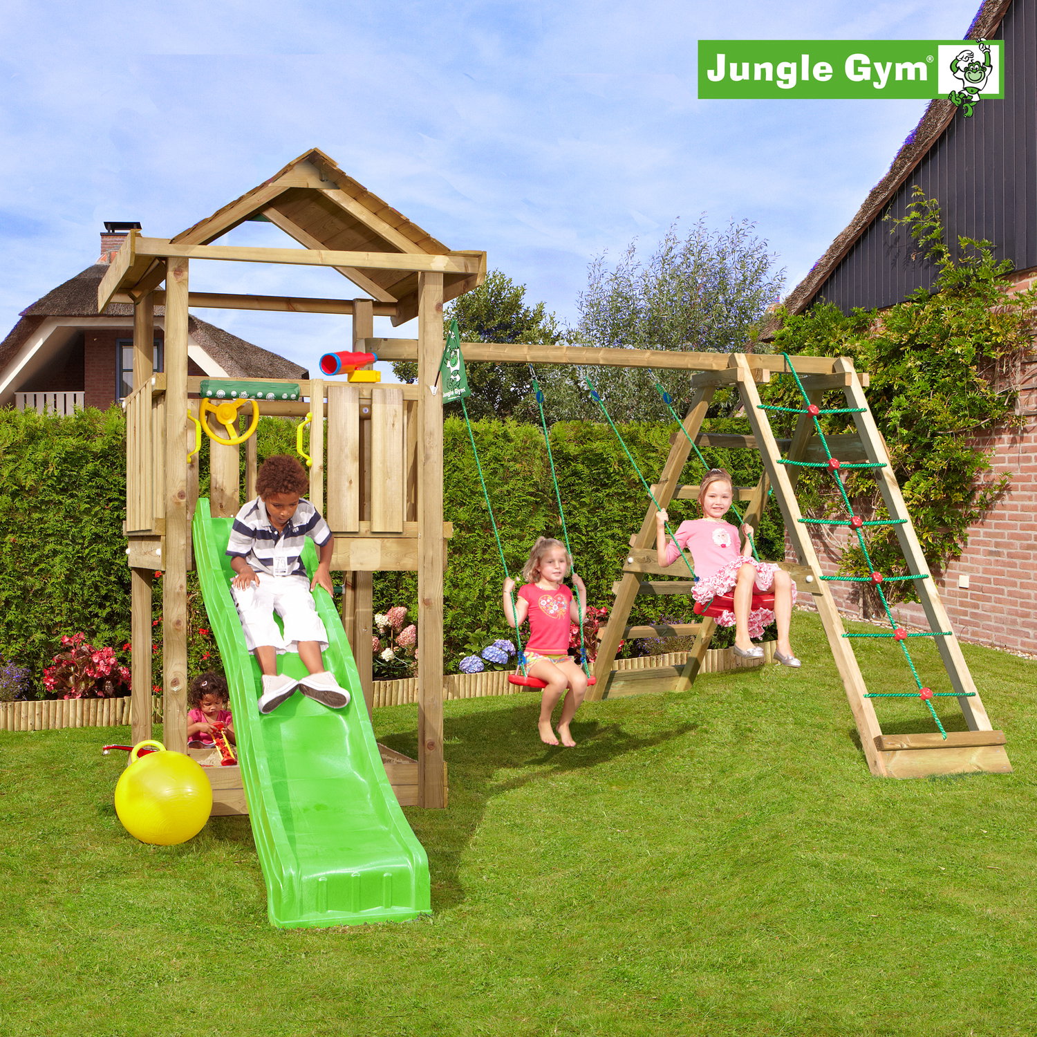 Jungle Gym legetårn med rutsjebane og gynger Børn leger på Jungle Gym legetårn med rutsjebane og gynger