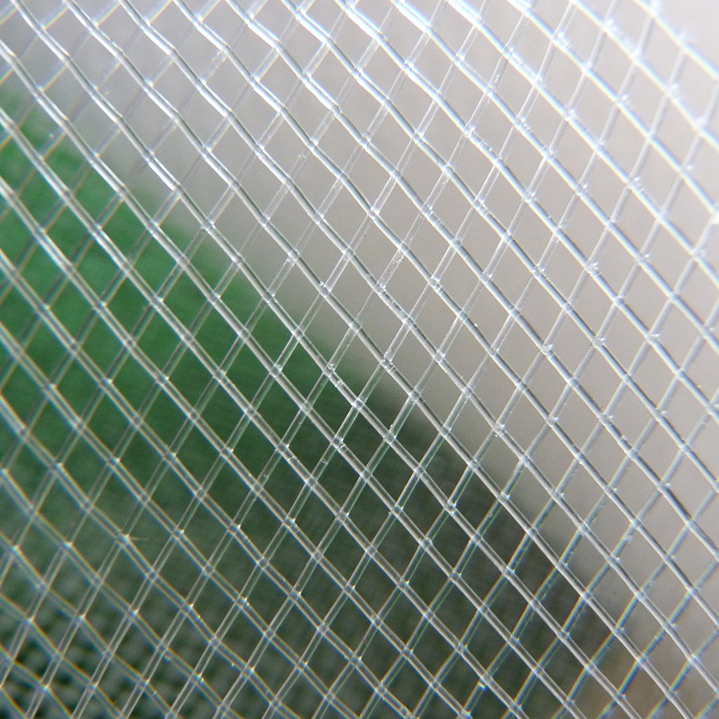 Nærbillede af finmasket insektnet i hvid plast