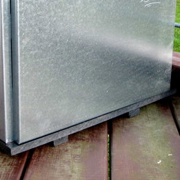 Detalje af galvaniseret stålplade monteret på træ
