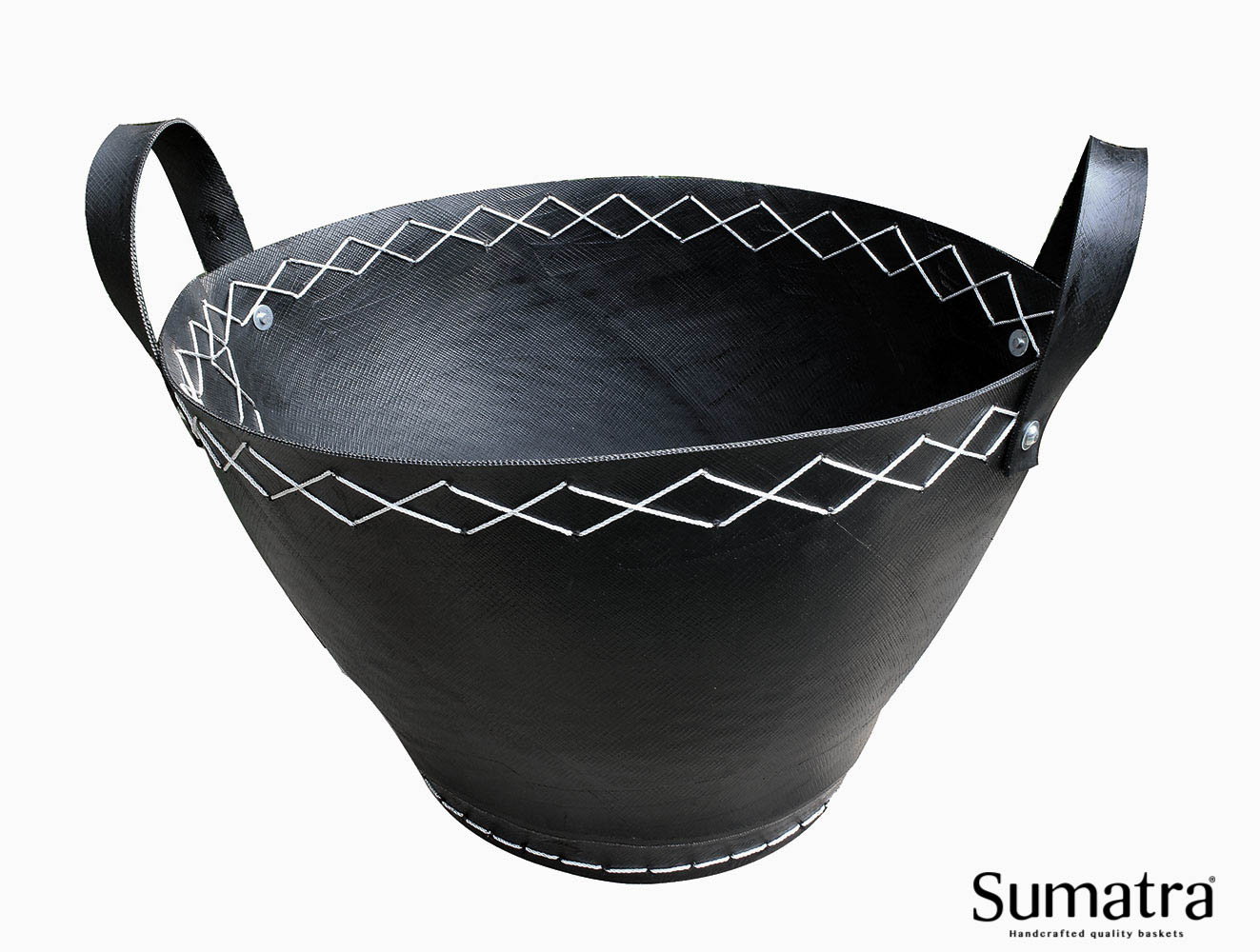 Sort Sumatra opbevaringskurv med håndtag Sort Sumatra kurv i gummi med hvide syninger