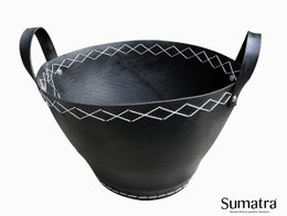 Sort Sumatra opbevaringskurv med håndtag Sort Sumatra kurv i gummi med hvide syninger