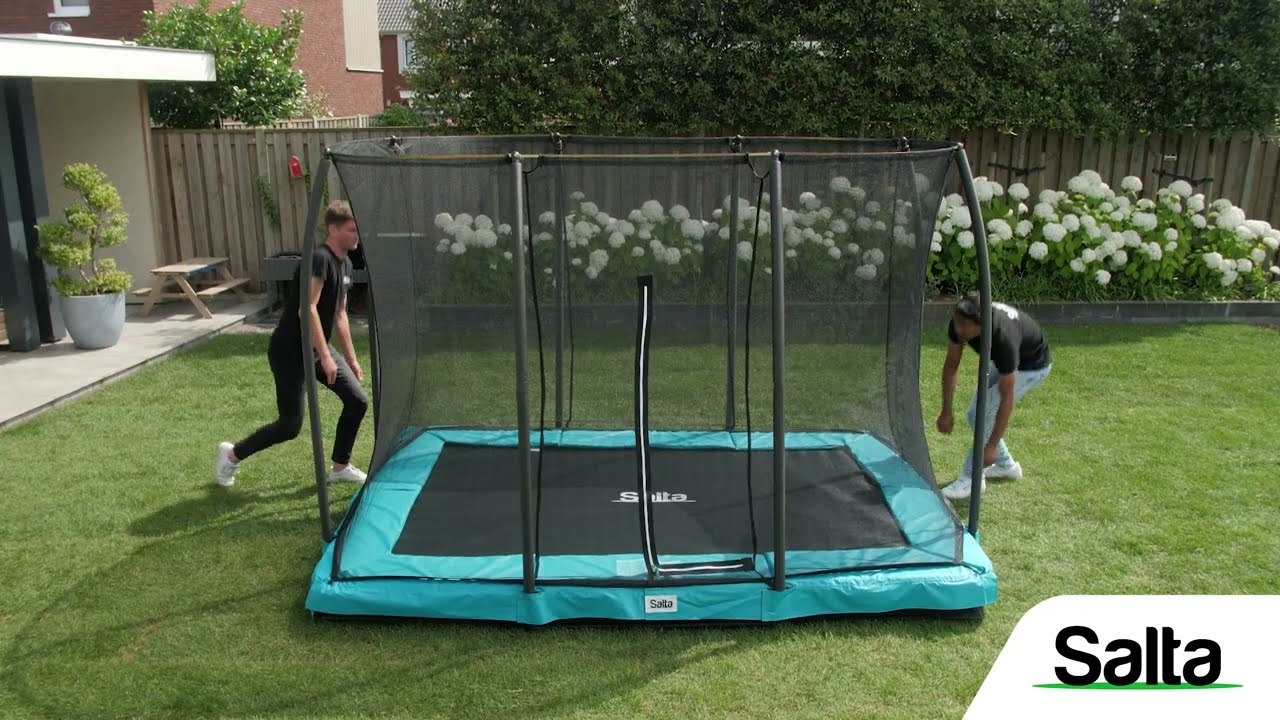 Billede af Salta Comfort Edition Inground trampolin 366x244 cm, sort model med sikkerhedsnet monteret i en have; galvaniseret stålramme og polstret kant for ekstra sikkerhed