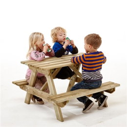 Børne picnicbord i træ til udendørs brug Tre børn sidder ved et lille picnicbord i træ