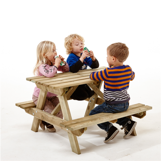 Børne picnicbord i træ til udendørs brug Tre børn sidder ved et lille picnicbord i træ