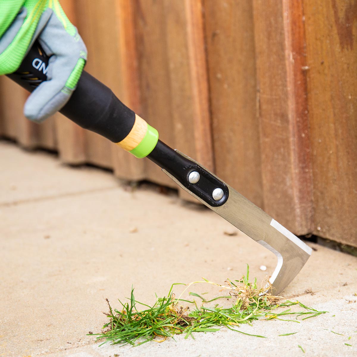 Freund Fliserenser 33 cm i brug ved fliser, skarpt rustfrit blad fjerner ukrudt mellem fuger; pulverlakeret stål og komfortpolstret træhåndtag for ergonomisk greb – Freund Victoria