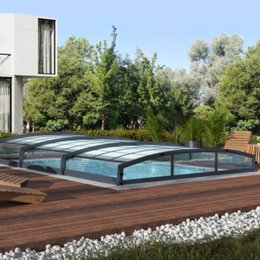 Rektangulær pool med lav overdækning på træterrasse