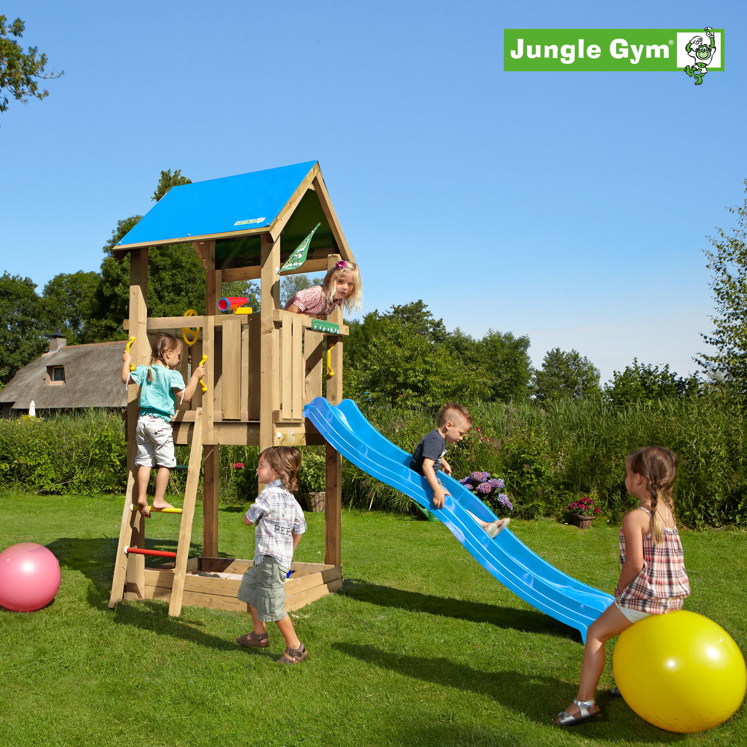 Jungle Gym legetårn med blå rutsjebane Børn leger på Jungle Gym legetårn med rutsjebane