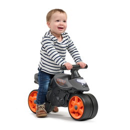Street Champion motorcykel m. EVA hjul – sort | FALK børnemotorcykel 1–3 år, støjsvage hjul, genanvendelig plast, produceret i Frankrig Barn på Street Champion motorcykel m/ EVA hjul i sort fra FALK. Robust børnemotorcykel til 1–3 år med store, støjsvage hjul for balance og stabilitet, produceret i genanvendelig plast i Frankrig.