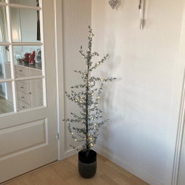 Lysende kunstigt juletræ i potte Slankt kunstigt juletræ med LED-lys i sort potte