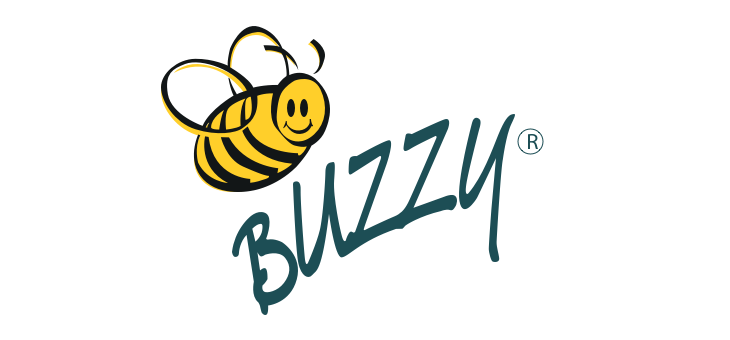 Buzzy-logo med glad gul og sort honningbi og håndskrevet tekst Buzzy-logo: glad gul og sort honningbi ved siden af blågrøn håndskrevet tekst 'BUZZY'