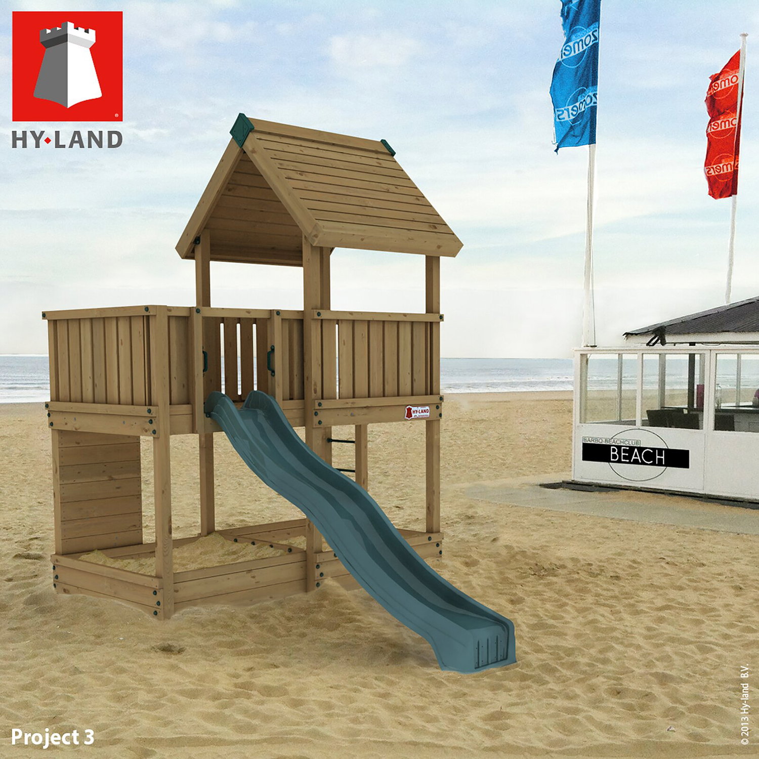 Hy-Land trælegeplads med blå rutsjebane på strand