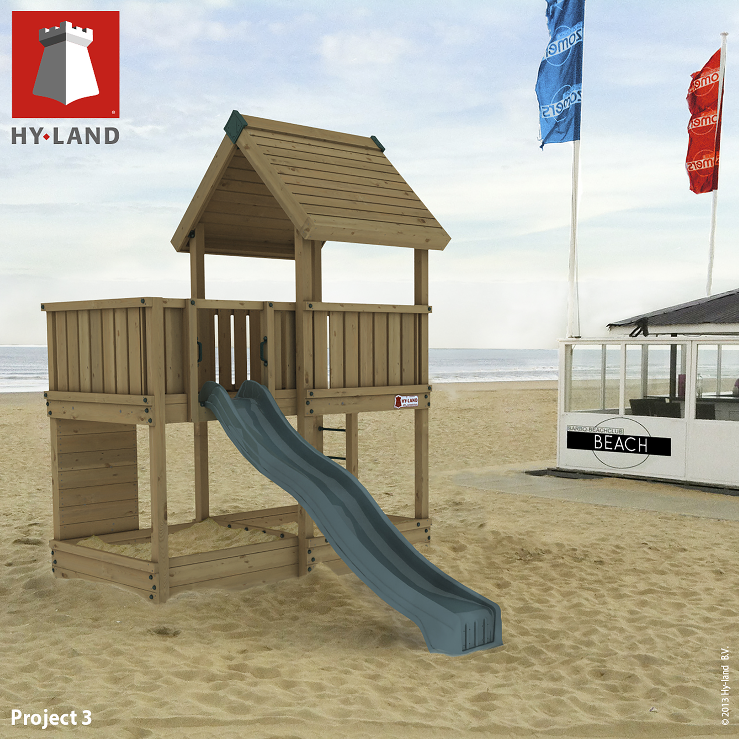 Hy-Land trælegeplads med rutsjebane Hy-Land trælegeplads med blå rutsjebane på strand