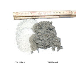Tørt og vådt cementpulver med tommestok Cement i tør og våd tilstand med tommestok