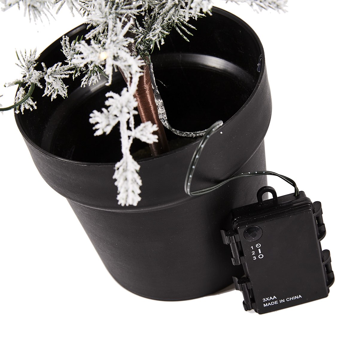 Kunstigt juletræ i sort potte med batteriboks Basis af kunstigt sneklædt træ i sort potte med batteriboks