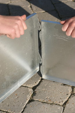 Sammenkobling af galvaniserede metalplader Hænder samler to galvaniserede metalplader