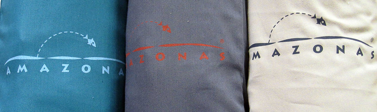 Logoet AMAZONAS trykt på stof i tre farver