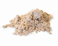 Naturligt sand til kreativ leg Bunke beige sand på hvid baggrund