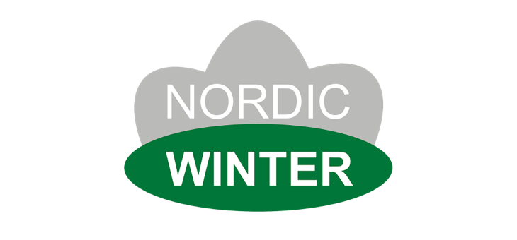 NORDIC WINTER logo: hvid tekst på grå sky og grøn oval Logo med teksten 'NORDIC WINTER' på grå, skyformet baggrund og grøn oval