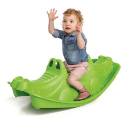 Plastvippe krokodille, grøn - PARADISO TOYS | Crocodile Rocker til op til 3 børn Grøn plast krokodille-vippe fra Paradiso Toys med barn siddende; robust, let at flytte og rengøre, designet til motorisk leg og fælles leg for op til 3 børn
