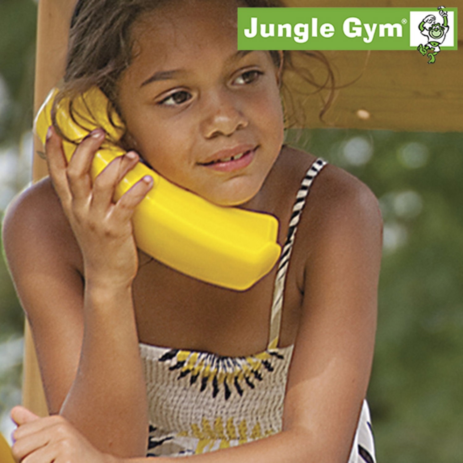 Jungle Gym legetelefon til legeplads Pige leger med gul Jungle Gym legetelefon