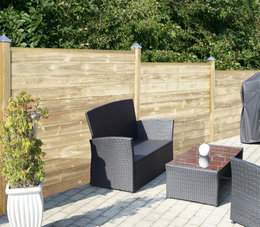 Trykimprægneret træhegn omkring hyggelig terrasse