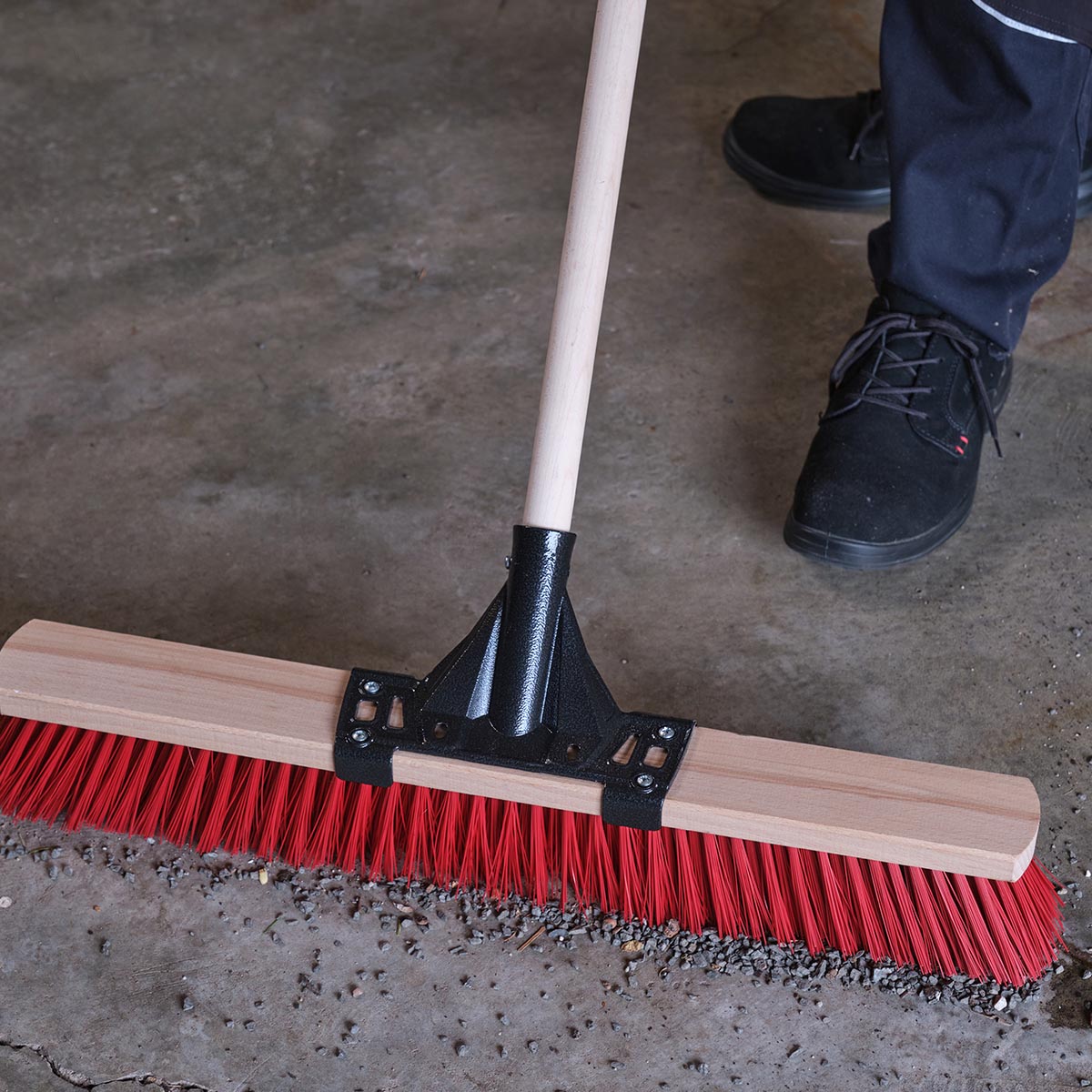 Freund Arbejdskost træ/elaston 160 cm med træblok, røde Elaston-syntetbørster, robust metalholder og FSC-certificeret træskaft (150 cm) – ideel til fortove, indkørsler og garage (60 cm arbejdsbredde).