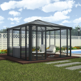Sort glas-pavillon i have ved siden af pool