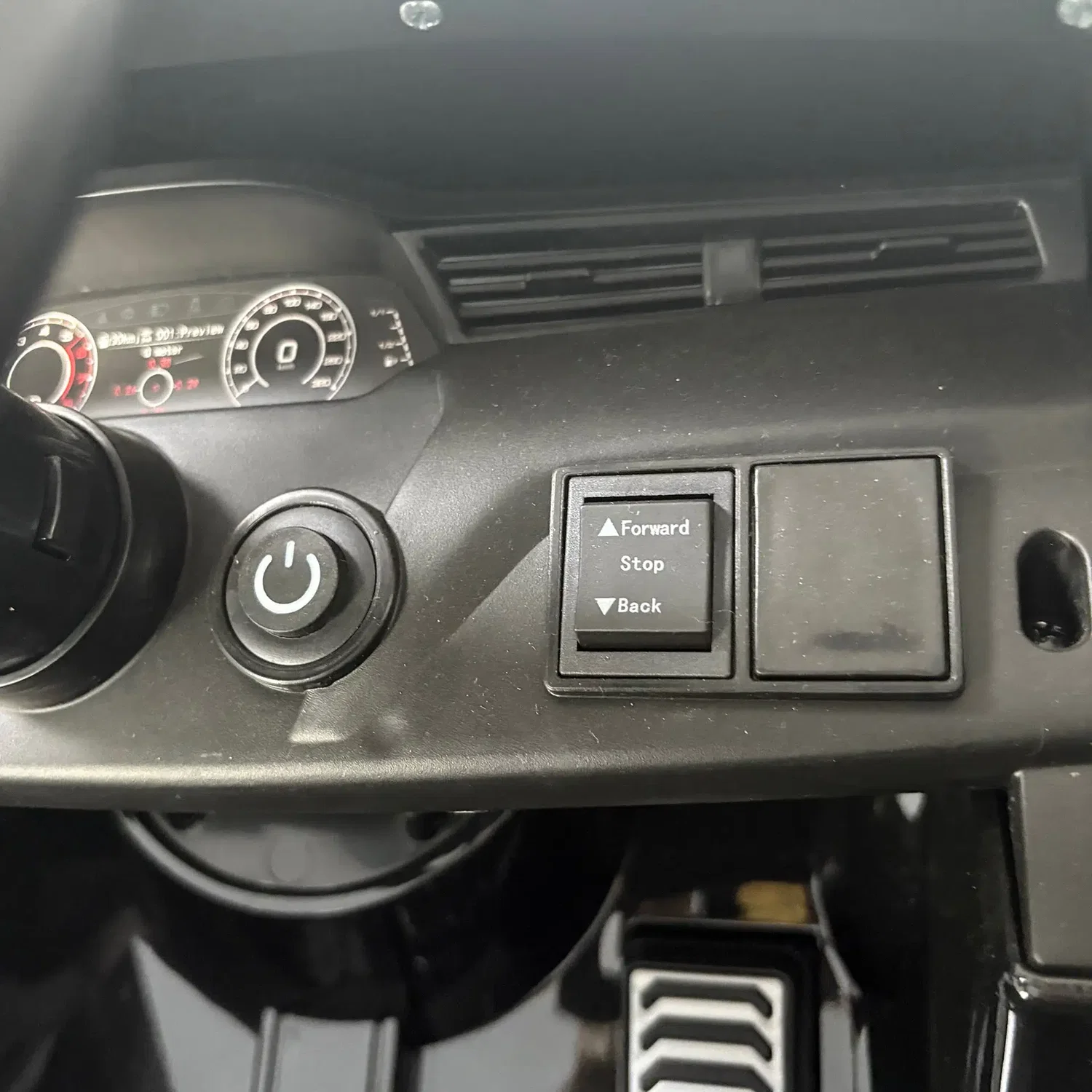 Elbil Audi SQ8 2 x 10,8V motor – NORDIC PLAY Speed sort | Officiel licens Dashboard og kontrolpanel på sort Audi SQ8 elbil til børn fra NORDIC PLAY Speed: tænd-/sluk-knap, frem/stop/tilbage-knap til fjernbetjening, instrumenthus og speederpedal – ideel til børn 3-8 år