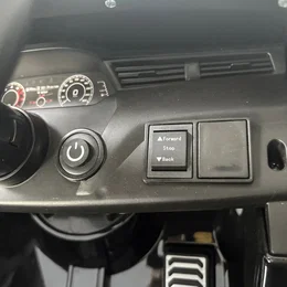 Elbil Audi SQ8 2 x 10,8V motor – NORDIC PLAY Speed sort | Officiel licens Dashboard og kontrolpanel på sort Audi SQ8 elbil til børn fra NORDIC PLAY Speed: tænd-/sluk-knap, frem/stop/tilbage-knap til fjernbetjening, instrumenthus og speederpedal – ideel til børn 3-8 år