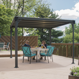 Havepavillon i metal til terrasse Par nyder frokost under havepavillon på terrasse