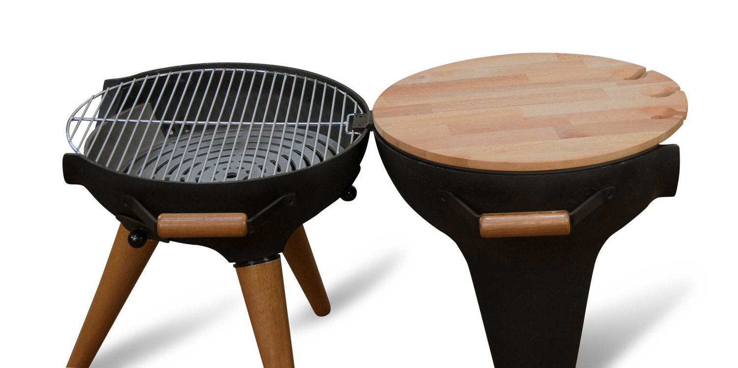 Sort rund kulgrill med rist og træbord