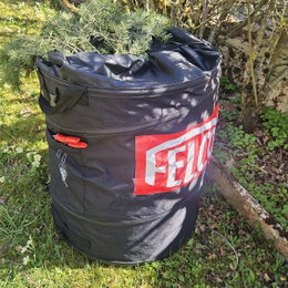 FELCO sammenklappelig havesæk til haveaffald Sort FELCO havesæk fyldt med haveaffald i haven
