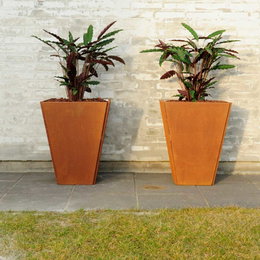 Høj cortenstål plantekasse til haven To høje plantekasser i cortenstål med grønne planter