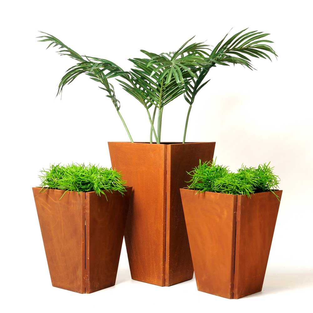 Tre moderne brune plantekrukker med grønne planter